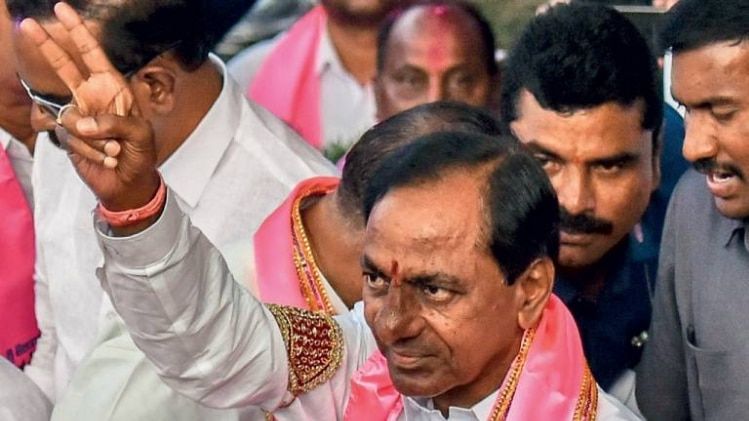 शिखर पर रावः चुनाव नतीजों के बाद 11 दिसंबर को हैदराबाद में टीआरएस भवन से बाहर निकलते केसीआर