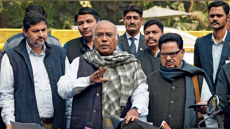 क्लीन चिट नहीं जेपीसी की मांग करते हुए मल्लिकार्जुन खडग़े