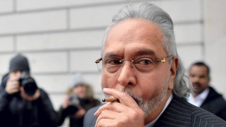 अच्छे दिन लद गए?   11 दिसंबर को सेंट्रल लंदन में अदालत के बाहर विजय माल्या