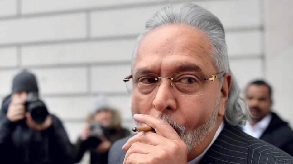 अच्छे दिन लद गए? 11 दिसंबर को सेंट्रल लंदन में अदालत के बाहर विजय माल्या