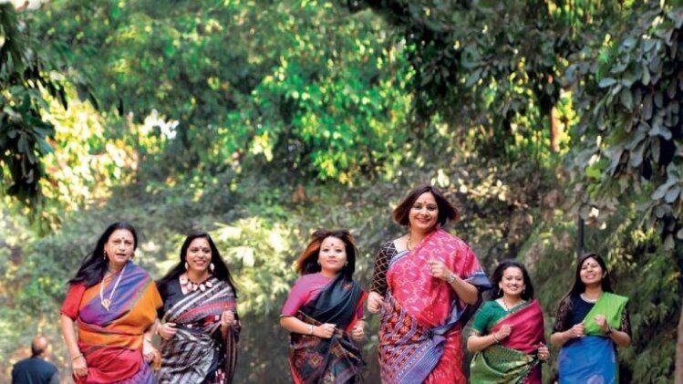 कूल साड़ी वालियां द साड़ी स्टोरी नाम से फेसबुक पेज चलाने वाली शक्ति खन्ना और उनकी सहयोगी