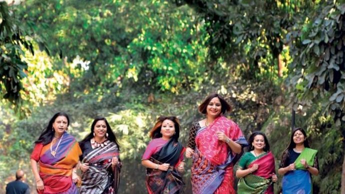 कूल साड़ी वालियां द साड़ी स्टोरी नाम से फेसबुक पेज चलाने वाली शक्ति खन्ना और उनकी सहयोगी