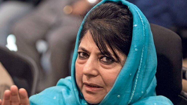 मुश्किल वक्त  एक संवाददाता सम्मेलन को संबोधित करतीं महबूबा मुफ्ती