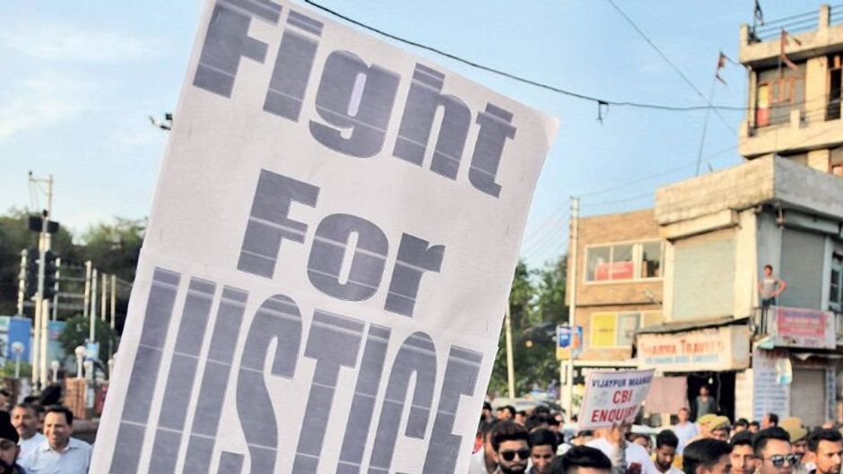 विरोध अप्रैल, 2018 में कठुआ रेप केस की सीबीआइ से जांच कराने की मांग करते प्रदर्शनकारी