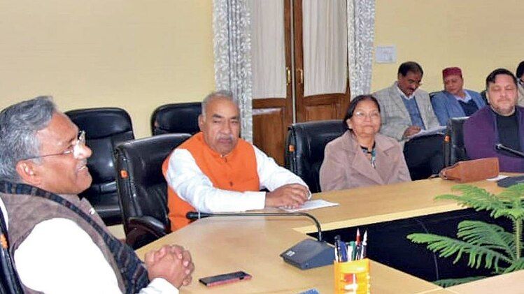 कठिन डगर उत्तराखंड के मुख्यमंत्री  त्रिवेंद्र सिंह रावत मनोनीत पदाधिकारियों को शुभकामना देते