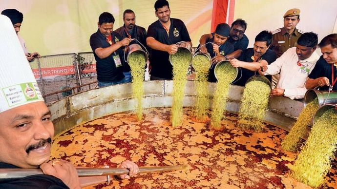 चुनावी चक्कर रामलीला मैदान में खिचड़ी पकाते नागपुर के शेफ विष्णु मनोहर