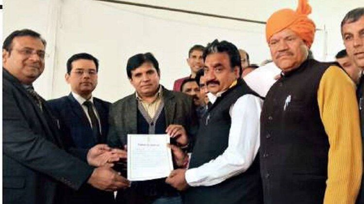 जीत का प्रमाणः भाजपा के विजयी प्रत्याशी डॉ. कृष्ण मिडढ़ा(बाएं से चौथे)