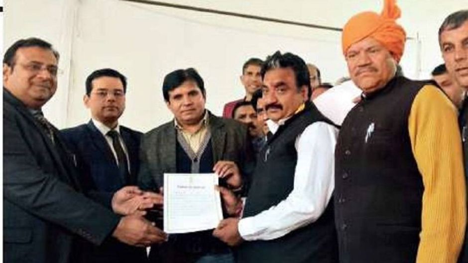 जीत का प्रमाणः भाजपा के विजयी प्रत्याशी डॉ. कृष्ण मिडढ़ा(बाएं से चौथे)