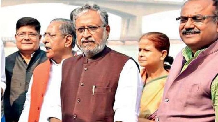 चुनावी बिसातः बिहार के उप-मुख्यमंत्री सुशील कुमार मोदी पटना में पार्टी कार्यकर्ताओं और अन्य के 