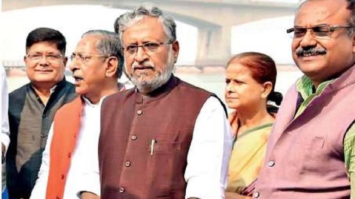 चुनावी बिसातः बिहार के उप-मुख्यमंत्री सुशील कुमार मोदी पटना में पार्टी कार्यकर्ताओं और अन्य के