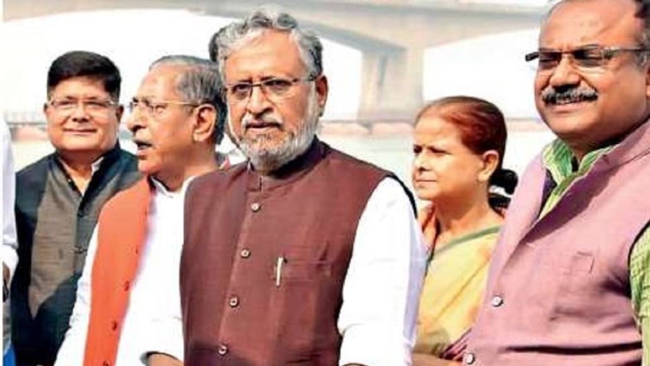 चुनावी बिसातः बिहार के उप-मुख्यमंत्री सुशील कुमार मोदी पटना में पार्टी कार्यकर्ताओं और अन्य के