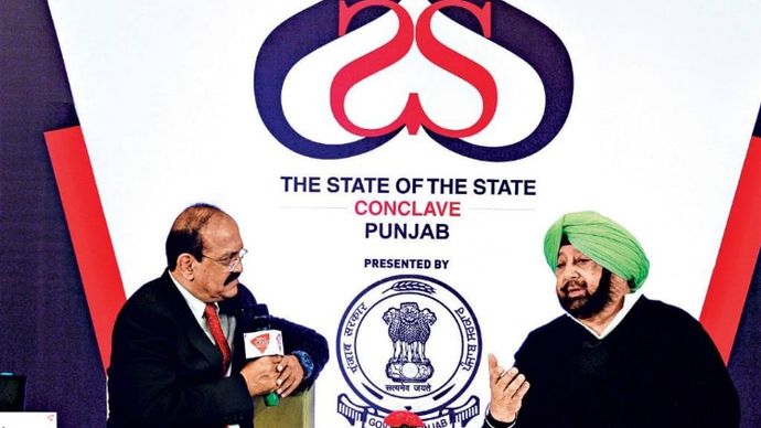 स्टेट ऑफ दा स्टेट कॉन्क्लेव में पंजाब के मुख्यमंत्री अमरिंदर सिंह से बात करते इंडिया टुडे के ग्र