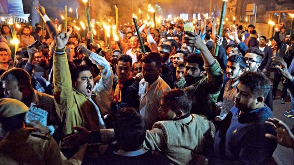 बिल के विरोध में बंदः 8 फरवरी को मोदी के गुवाहाटी दौरे पर विरोध प्रदर्शन करते असम गण परिषद के कार्य