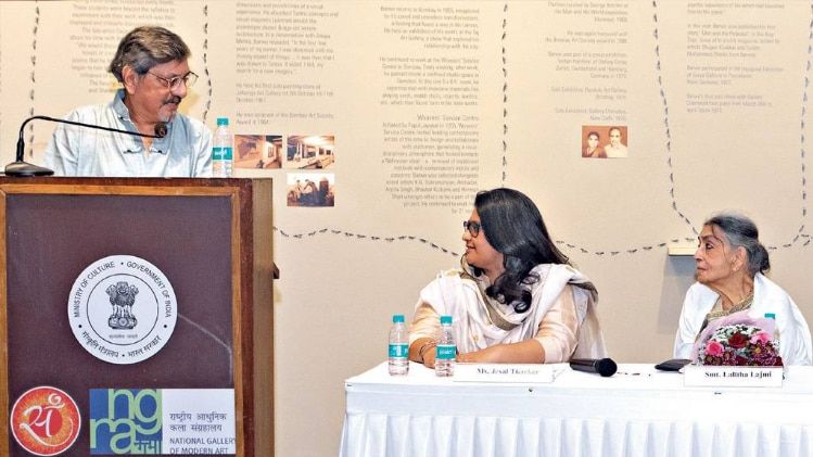 मंच पर विरोध अमोल पालेकर (बाएं) और जेसल ठक्कर (बीच में)