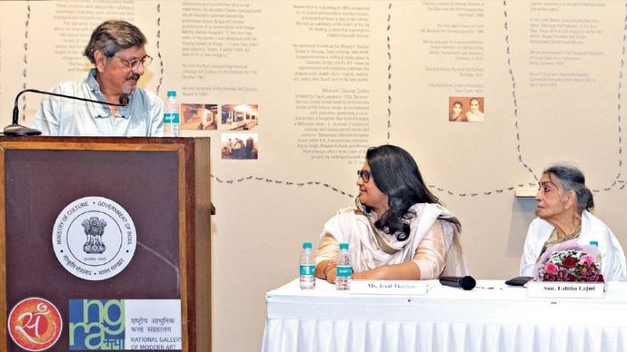 मंच पर विरोध अमोल पालेकर (बाएं) और जेसल ठक्कर (बीच में)