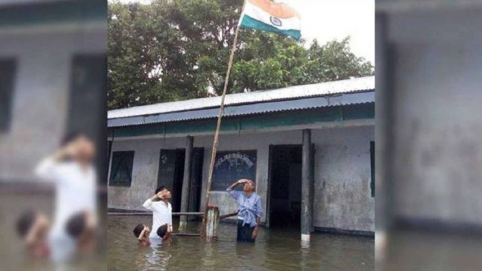 स्वतंत्रता दिवस के मौके पर असम के एक स्कूल में तिरंगा फहराते बच्चे