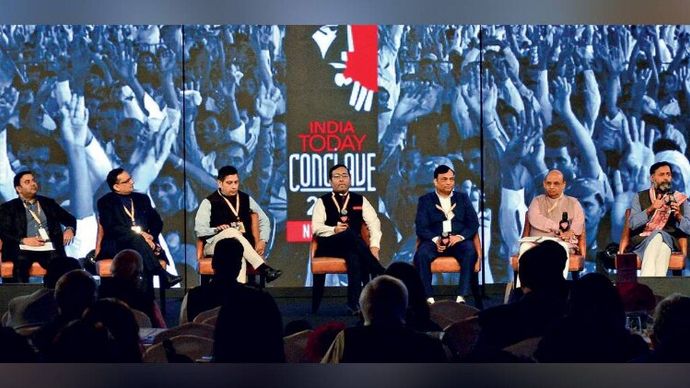 (बाएं से) सत्र के मॉडरेटर शिव अरूर के साथ फली मेजर, हुड्डा, फैसल और मेनन