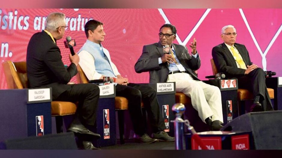 संजीव सान्याल, जस्टिस चेलमेश्वर और विनोद राय के साथ मॉडरेटर राजदीप सरदेसाई