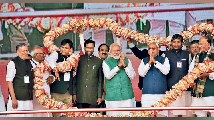 साथ-साथ-पटना में राजग की संकल्प रैली के दौरान प्रधानमंत्री मोदी के साथ नीतीश कुमार, रामविलास पासव