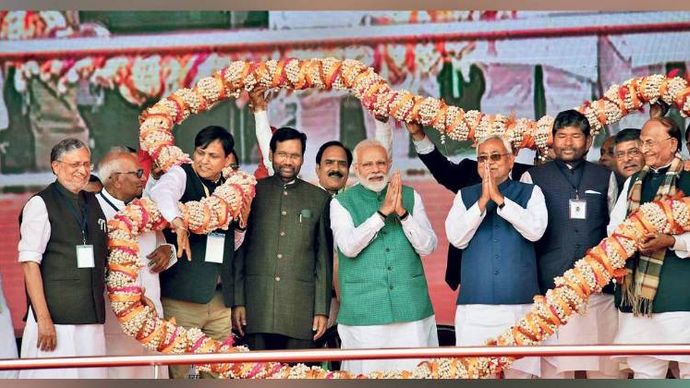 साथ-साथ-पटना में राजग की संकल्प रैली के दौरान प्रधानमंत्री मोदी के साथ नीतीश कुमार, रामविलास पासव