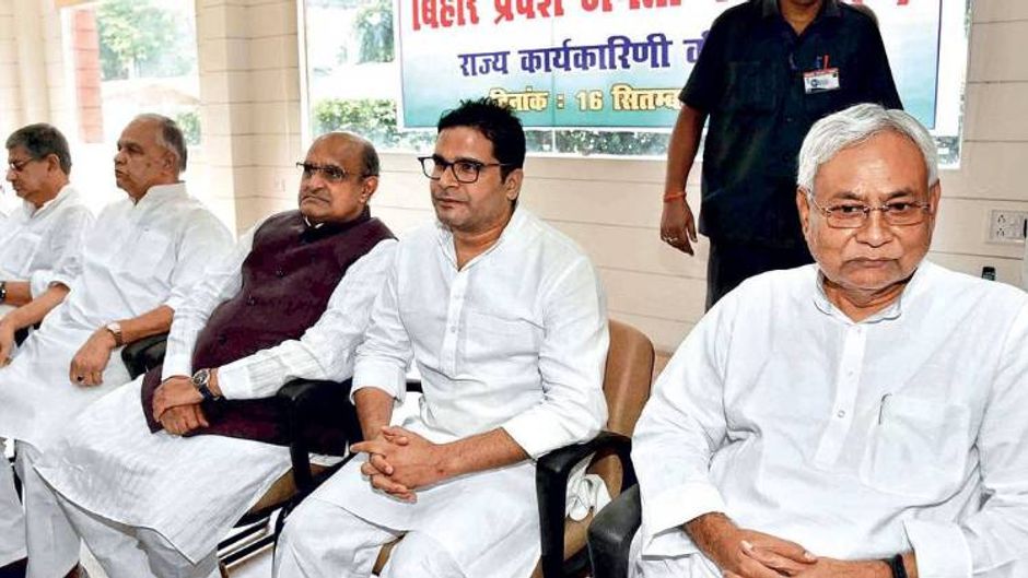 जद (यू) में दरार पार्टी की एक बैठक में नीतीश और किशोर