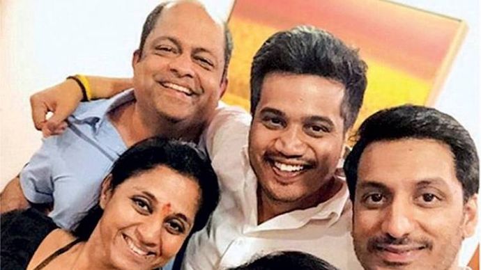 एकता का प्रदर्शन सुप्रिया सुले अपनी भतीजी और भतीजों के साथ