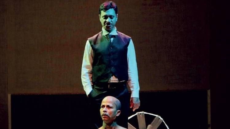 मोहन और महात्माः सुरेश शर्मा निर्देशित पहला सत्याग्रही का एक दृश्य