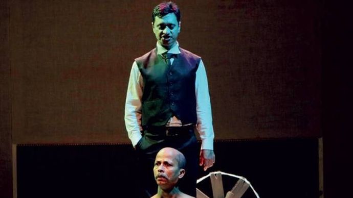 मोहन और महात्माः सुरेश शर्मा निर्देशित पहला सत्याग्रही का एक दृश्य