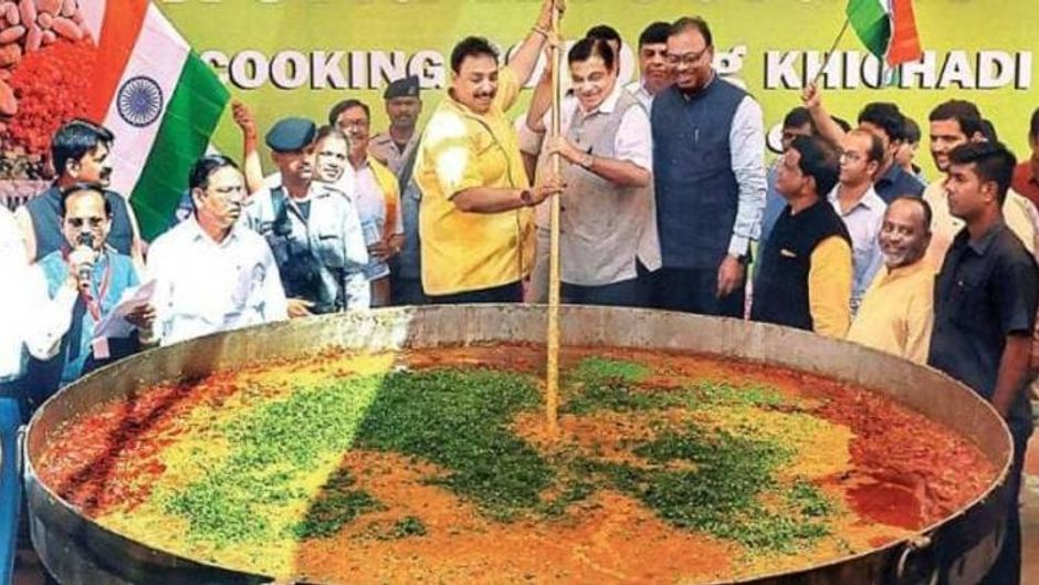 दलित वोटों के लिए सियासी 'समरसता भोज'