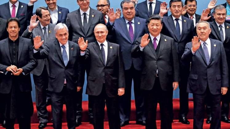 साथ-साथ हैं बीजिंग में बीआरआइ के दूसरे सम्मेलन में उसके नेता 27 अप्रैल को साथ फोटो खिंचाते हुए