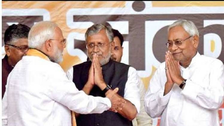 पटना में एक रैली के दौरान प्रधानमंत्री मोदी, सुशील मोदी और 