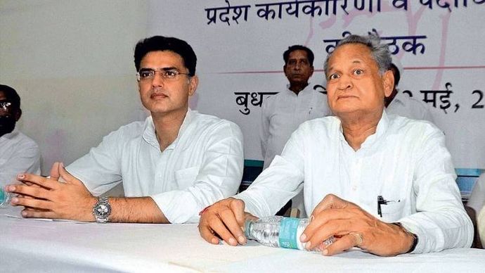 भरोसा बरकरार प्रदेश कांग्रेस की बैठक में मुख्यमंत्री गहलोत (दाएं) और उप-मुख्यमंत्री पायलट