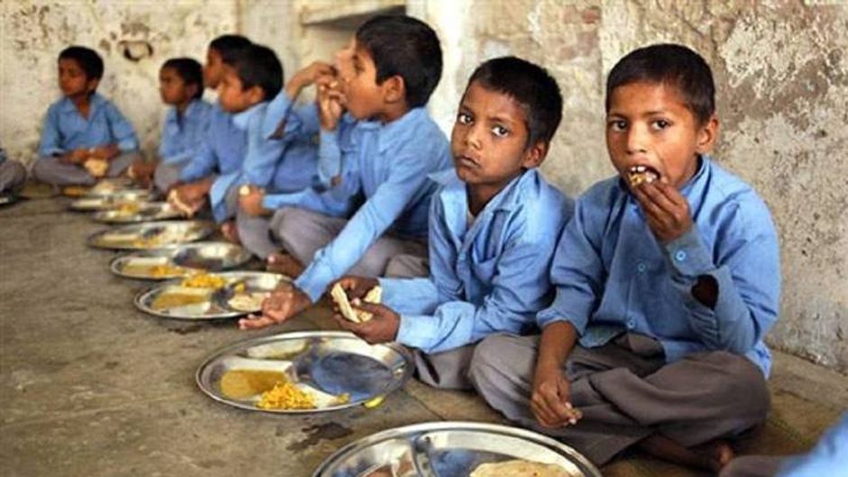 मिड-डे-मील खाते बच्चे