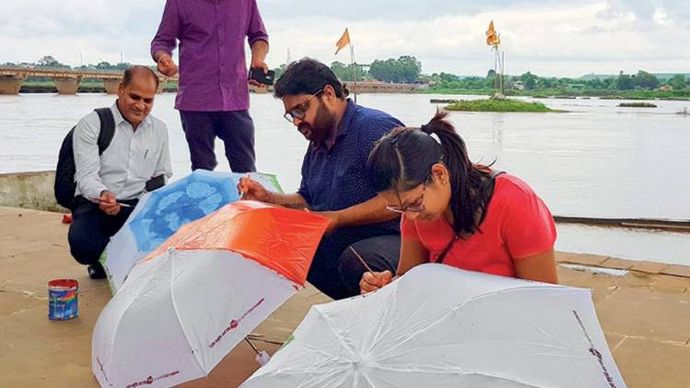 मंडला में नर्मदा जी के किनारे चित्रकला की कार्यशाला