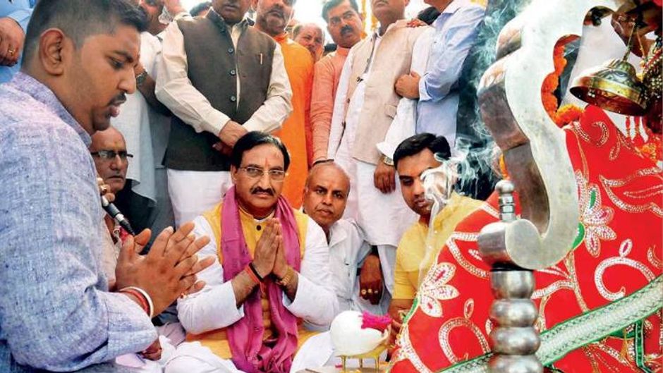 फिर सक्रिय हरिद्वार में गंगा पूजन करते मानव संसाधन विकास मंत्री रमेश पोखरियाल निशंक