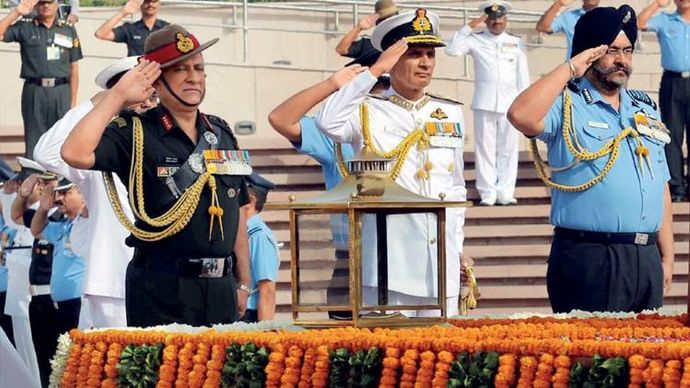 ऊंचे ओहदेदार (बाएं से) सेना के तीनों अंगों के प्रमुख जनरल बिपिन रावत, एडमिरल करमबीर सिंह और एयर चीफ