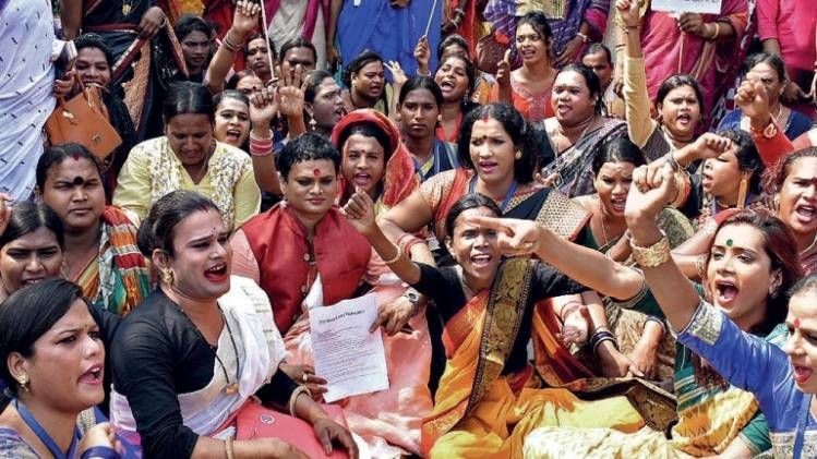 संघर्ष- भुवनेश्वर में ट्रांसजेंडर वेलफेयर बोर्ड बनाने की मांग के लिए प्रदर्शन करते किन्नर समुदा