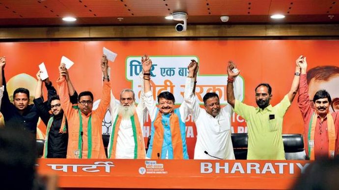 छवि का संकट तृणमूल नेता मोनिरुल इस्लाम (बाएं से चौथे) भाजपा की सदस्यता लेते हुए