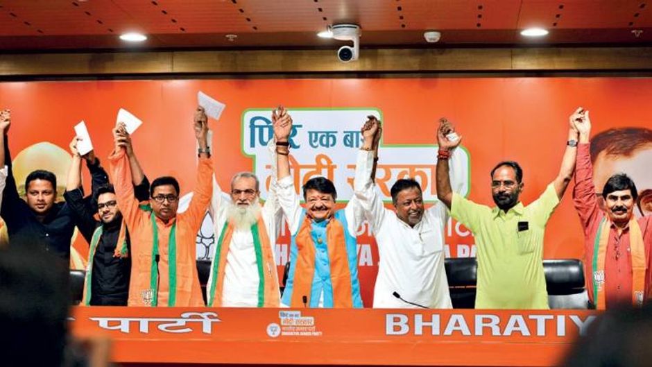 छवि का संकट तृणमूल नेता मोनिरुल इस्लाम (बाएं से चौथे) भाजपा की सदस्यता लेते हुए