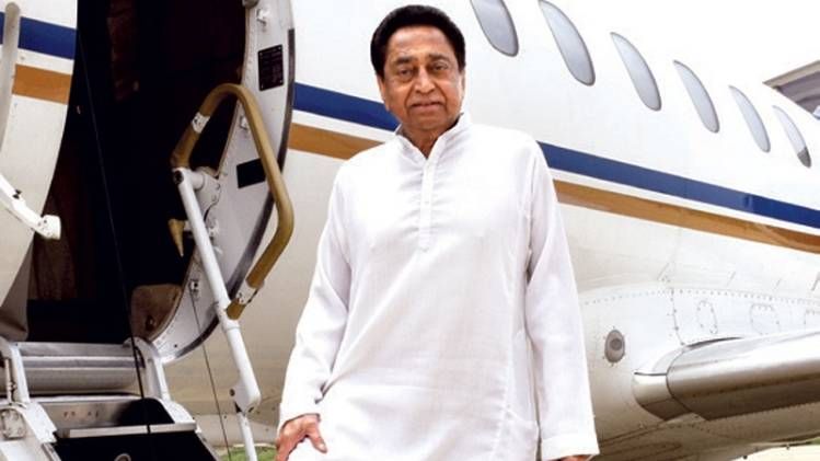 जमीन पर मुख्यमंत्री कमलनाथ