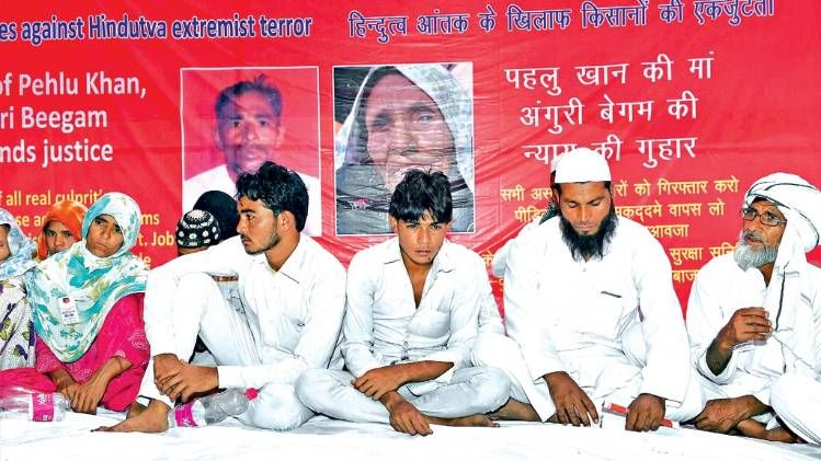 पहलू खान की पीट-पीट कर हत्या के बाद नई दिल्ली में धरना-प्रदर्शन करते उनके परिजन