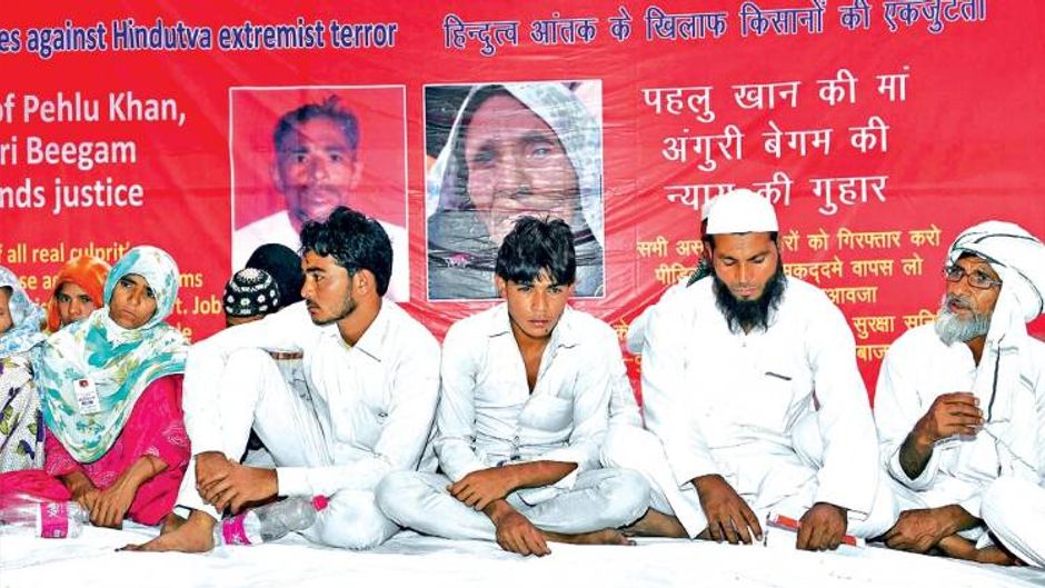 पहलू खान की पीट-पीट कर हत्या के बाद नई दिल्ली में धरना-प्रदर्शन करते उनके परिजन