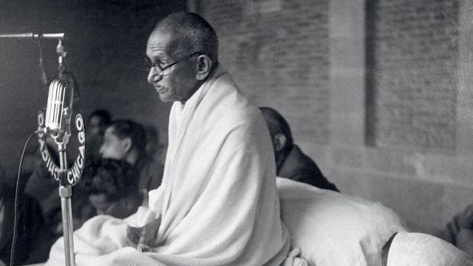 विचारों में खोए गांधी 1947 में एक सभा में गंभीर मुद्रा मे