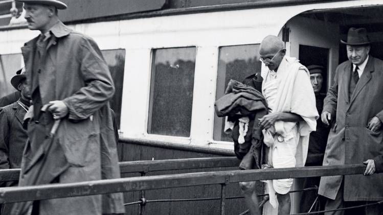 डेक पर सीधे ब्रिटेन में 12 सितंबर, 1931 को गोलमेज वार्ता के लिए पहुंचते महात्मा गांधी