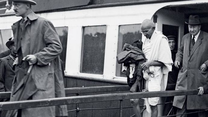 डेक पर सीधे ब्रिटेन में 12 सितंबर, 1931 को गोलमेज वार्ता के लिए पहुंचते महात्मा गांधी