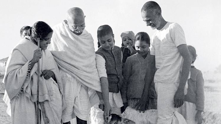 स्नेहिल स्पर्श 1940 में महाराष्ट्र के सेवाग्राम आश्रम में गांधी के साथ आभा (बाएं), उनके पड़पोते कनु क