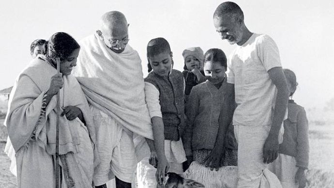 स्नेहिल स्पर्श 1940 में महाराष्ट्र के सेवाग्राम आश्रम में गांधी के साथ आभा (बाएं), उनके पड़पोते कनु क