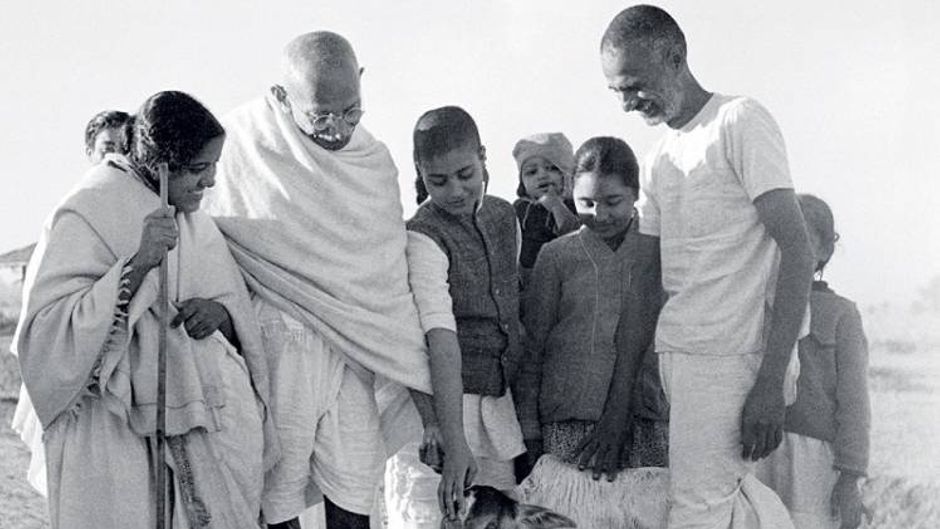 स्नेहिल स्पर्श 1940 में महाराष्ट्र के सेवाग्राम आश्रम में गांधी के साथ आभा (बाएं), उनके पड़पोते कनु क