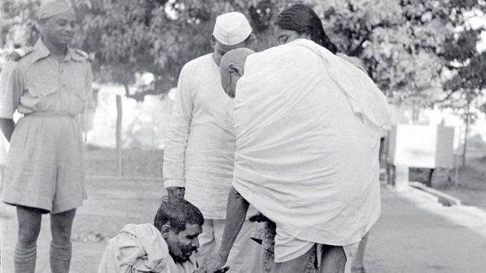 बापू का स्पर्श-1946 में बिहार के एक गांव में एक दृष्टिहीन शख्स से बात करते महात्मा गांधी