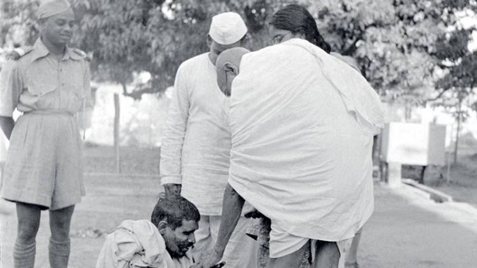 बापू का स्पर्श-1946 में बिहार के एक गांव में एक दृष्टिहीन शख्स से बात करते महात्मा गांधी
